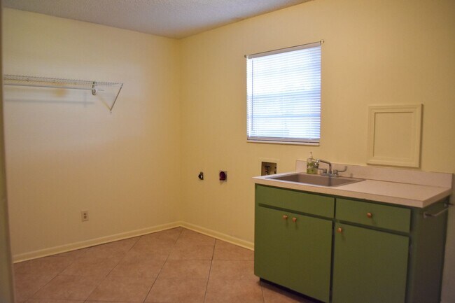 Building Photo - Three Bedroom Two Bath outside Eglin Gates