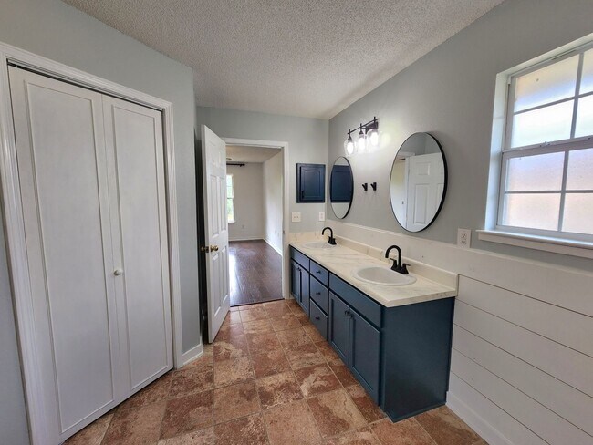Building Photo - 4772 La Casa Cir