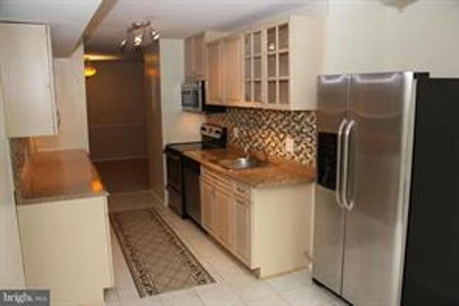 Building Photo - 3 BEDROOM CONDO WITH BALCONY, ALL UTILITIES INCLUDED