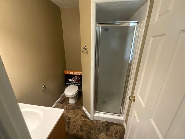Building Photo - 3 bdrm 2 1/2 bath Townhome