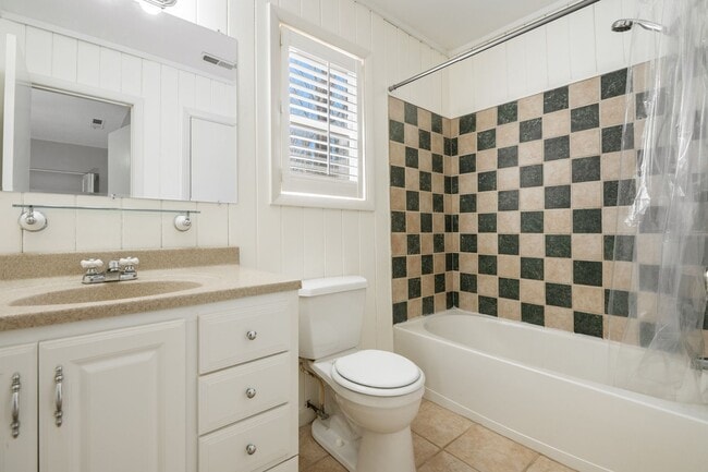 Building Photo - Peaceful on Poplar