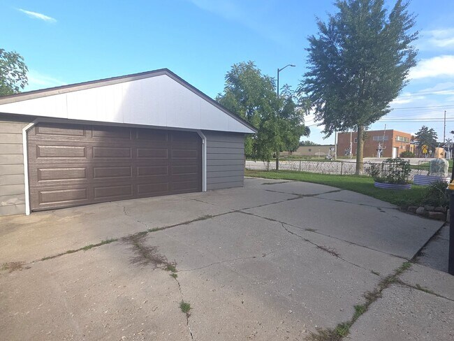 Building Photo - 1750 S 83rd St