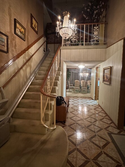 Entry hall - 6253 Warner Dr