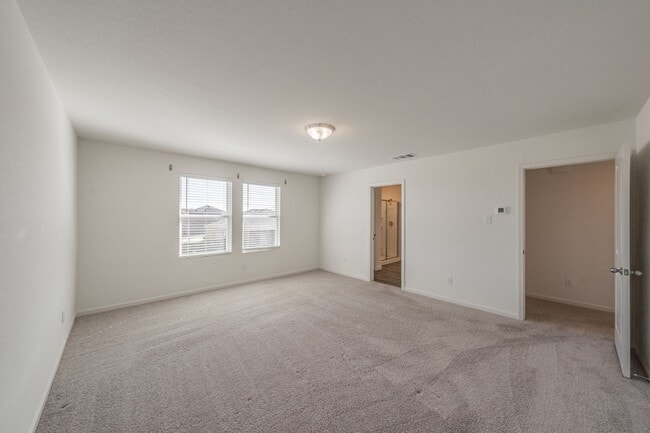 Building Photo - Like new 4 bedroom 2.5 bath in Villages of...