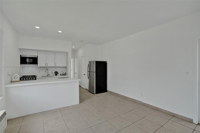 Building Photo - 2160 Bay Dr
