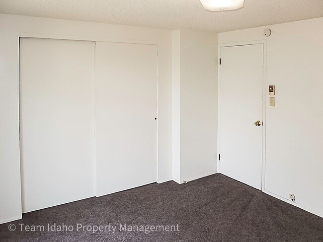 Building Photo - 443/445 N. Van Buren