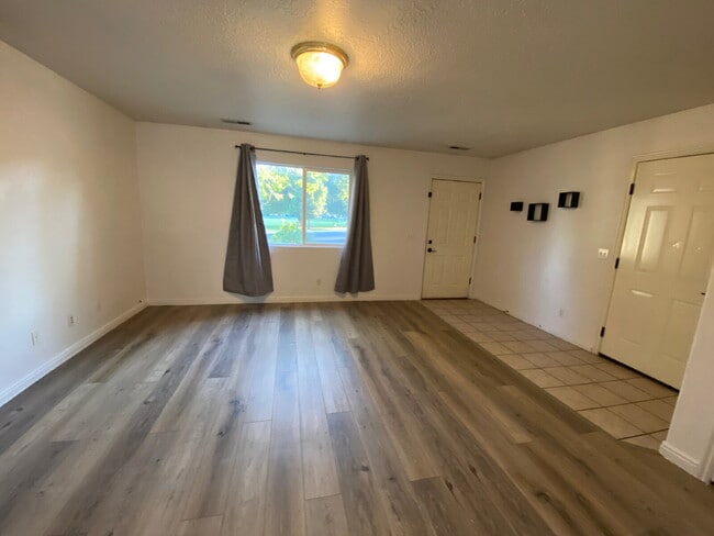 Building Photo - "2-Bedroom Townhouse with 2 Full Baths in the Heart of Saint George - Spacious 1,290 Sq. Ft. Retr...