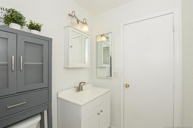 Building Photo - 1365 SW Gastador Ave