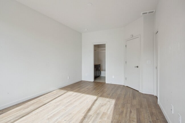 Building Photo - 2265 Glenarm Pl