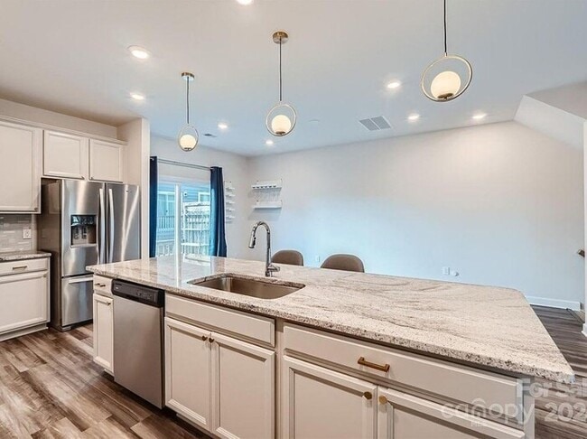 Building Photo - Beautiful 4BR 4BA Home w/ Garage Parking • Updated Appliances in Charlotte