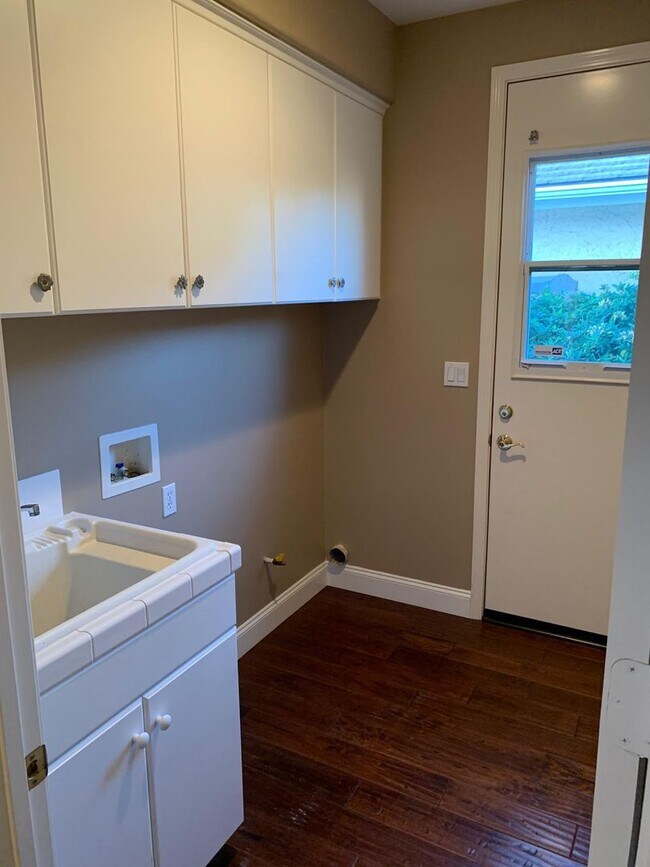 Building Photo - $1,000 Off First month's Rent - Lovely hom...