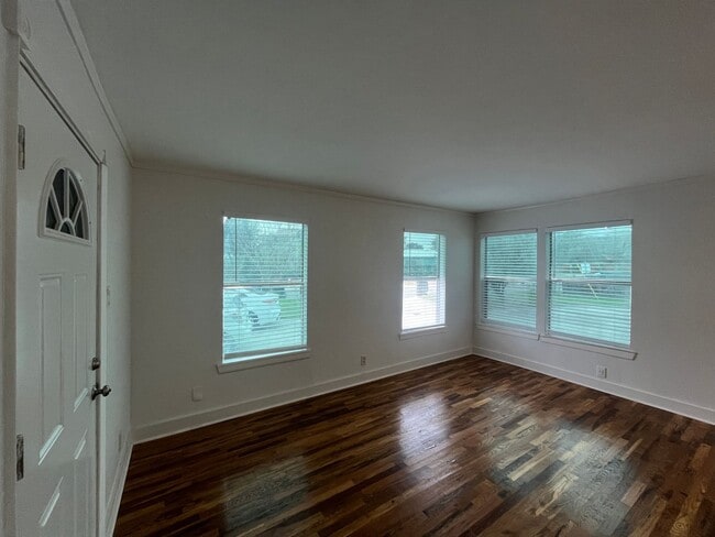 Building Photo - FIRST FLOOR UNIT WATER PAID!