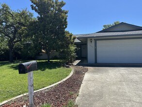 Building Photo - Make this your new home!