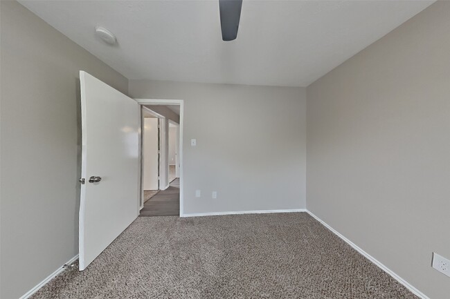 Building Photo - 11950 Rolling Stream Dr