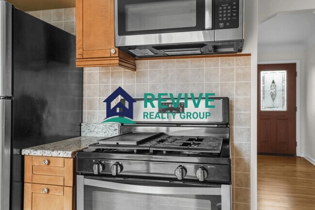 Building Photo - 9725 Fox Ave