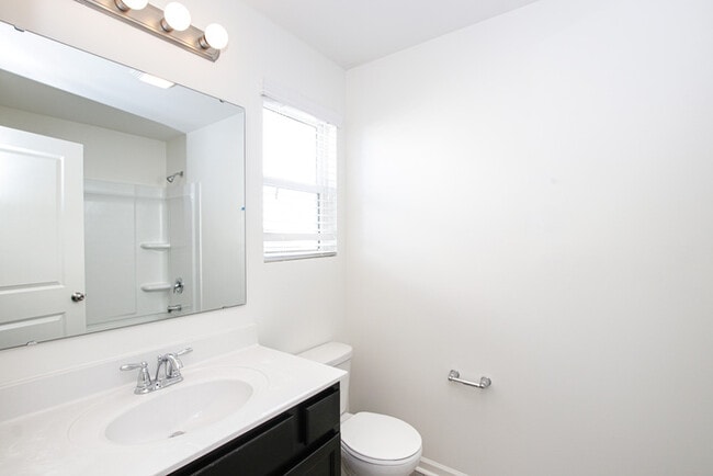 Building Photo - 2BD Townhome minutes from Downtown Pineville & I485 - Ready NOW