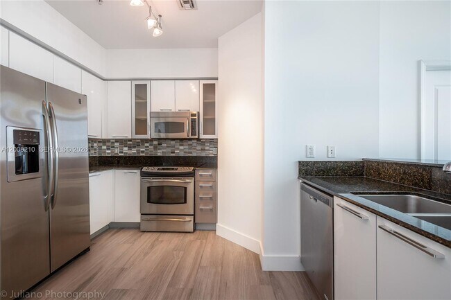 Building Photo - 7900 Harbor Island Dr