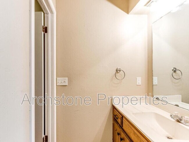 Building Photo - 6605 Lyrewood Ln