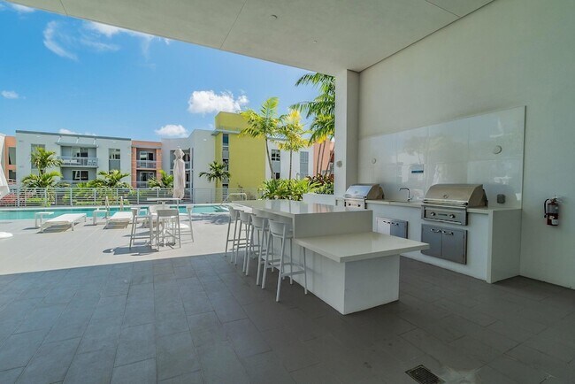 Building Photo - 111 SE 1st Ave