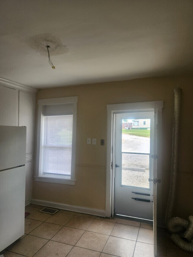 Building Photo - 735 Camden Ave SW