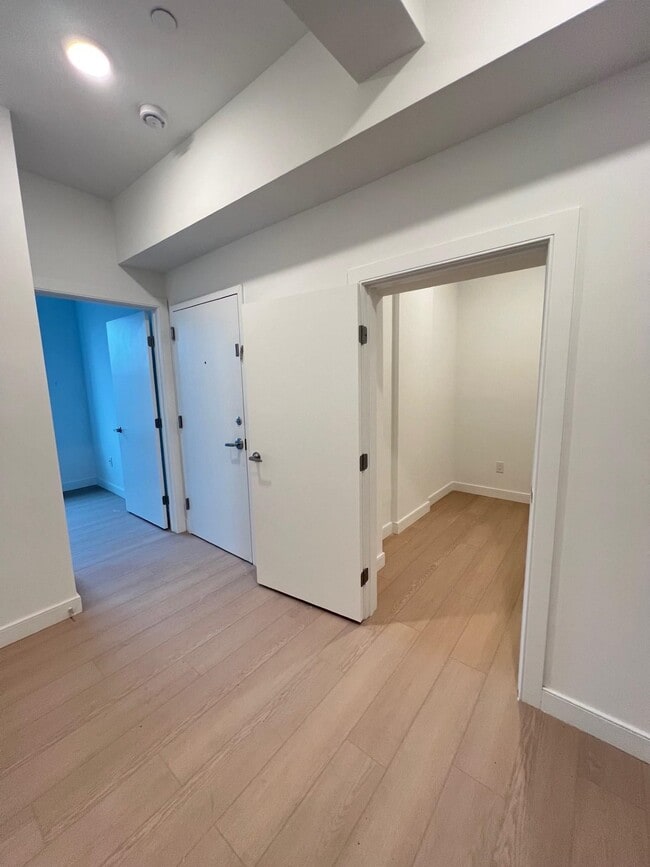 Building Photo - 141 Christopher Columbus Dr