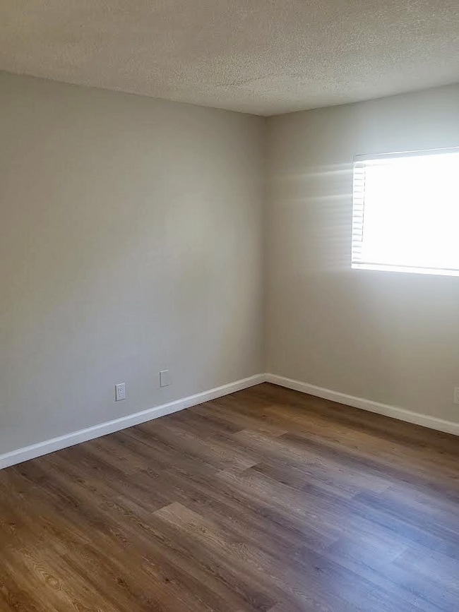 Building Photo - "Chic Palm Springs Retreat: 2BR/2BA"