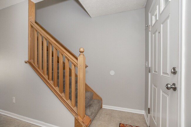 Building Photo - 2 Bed Townhouse in Avon Lake! Attached Gar...