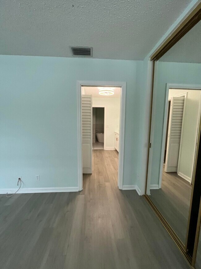 Building Photo - 4305 Coral Springs Dr