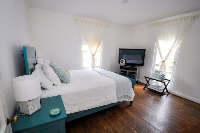 Building Photo - Beautiful 4 bedroom, 3 bath house. Available end of March. Long Term Unfurnished Rental!