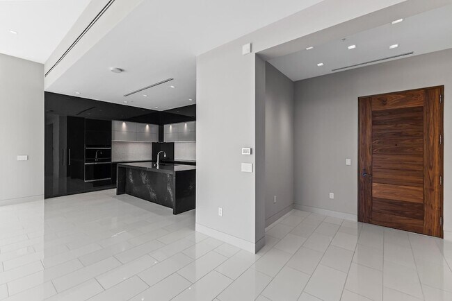 Building Photo - 6587 N Palmeraie Blvd