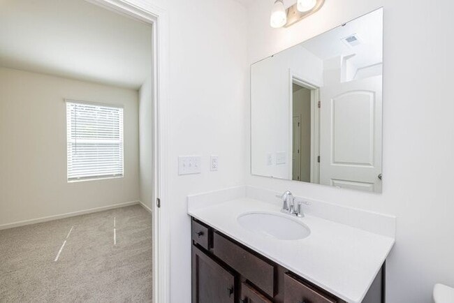 Building Photo - Beautiful Modern 2-Bedroom Townhome AVAILABLE NOW