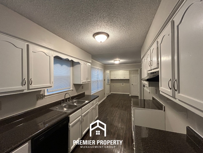 Building Photo - Spacious 5 Bedroom Home for Rent in Southaven, MS | Hardwood Floors, Fireplace & Fenced Yard