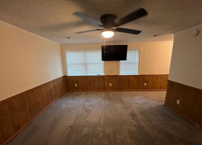 Building Photo - Coming Soon! Spacious 3-Bed, 2-Bath Home i...