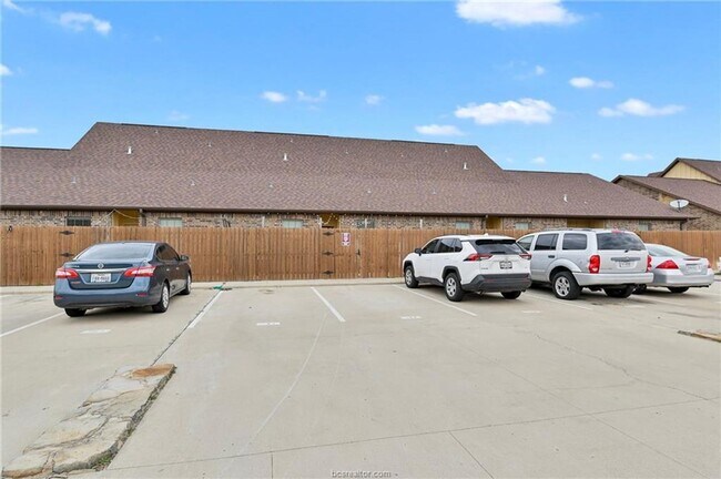 Building Photo - 4 Bed, 4 Bath Barracks Unit for August 202...