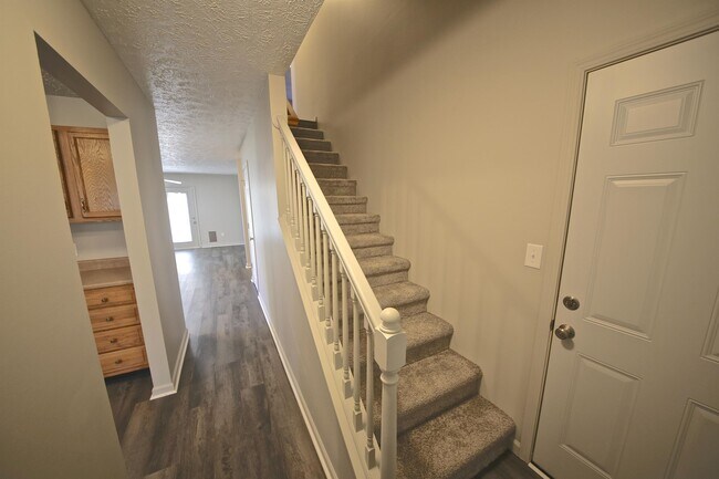 Building Photo - 876 Meadowlands Dr