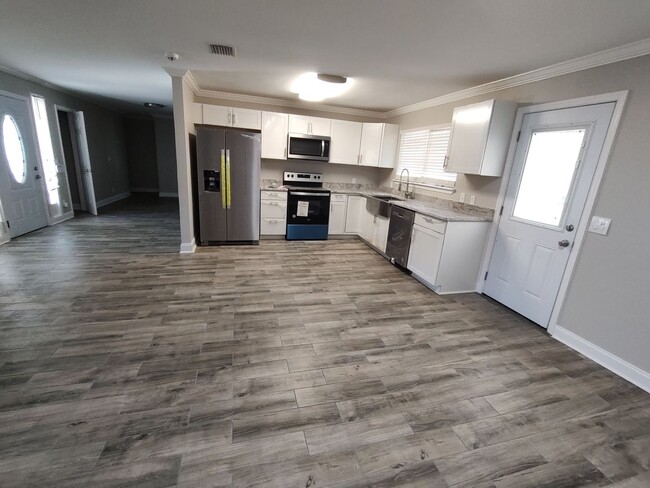 Building Photo - Remodeled 4-2 beaches home, plenty of fenc...