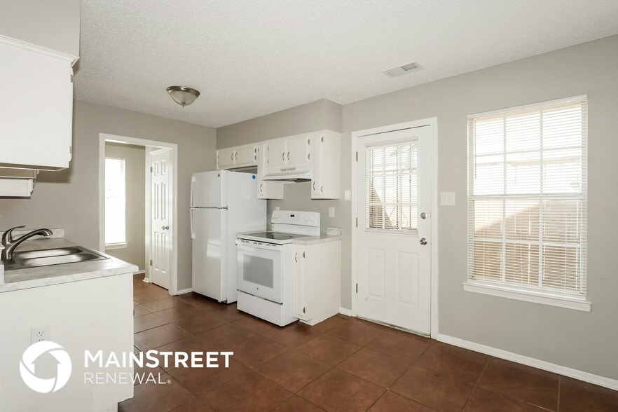 Building Photo - 4568 Summer Creek N