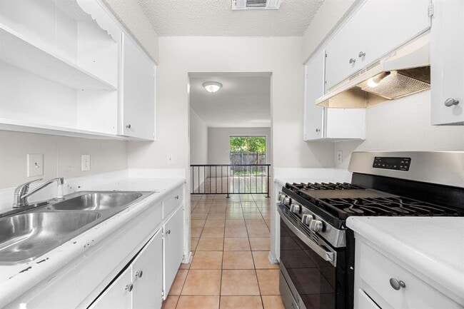 Building Photo - 903 N Meadows Dr