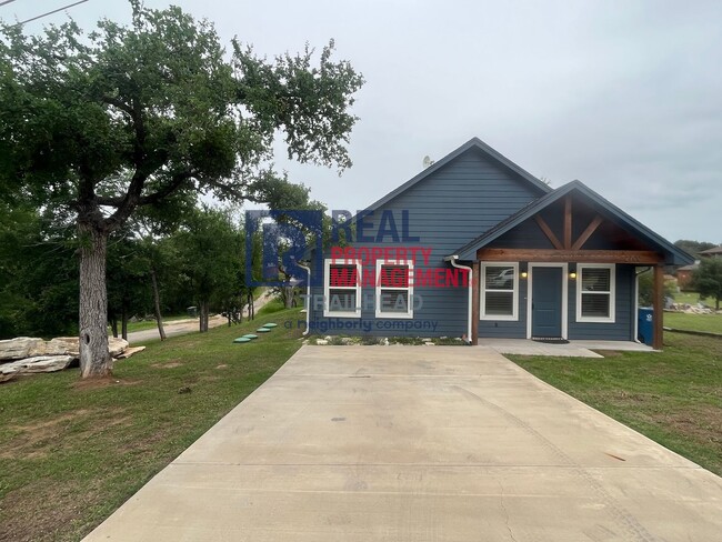 Building Photo - Attractive 3 Bed 2 Bath Home in Gated Lake...