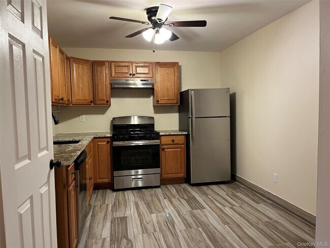 Building Photo - 410 Jericho Tpke