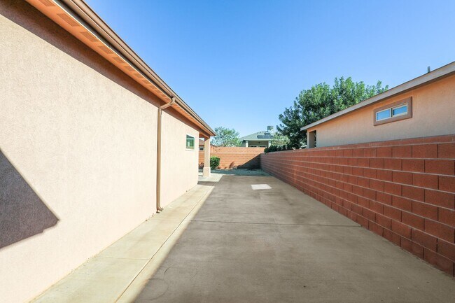 Building Photo - 479 San Simon Dr