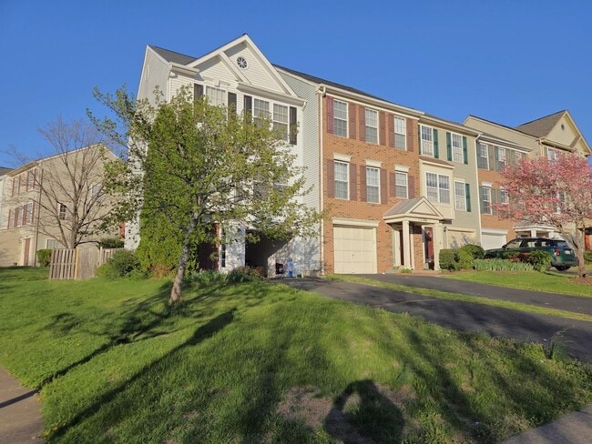 Building Photo - Charming 3 Bed 2.5 Bath End-Unit Townhome with Deck & Patio In The Villages of Saybrook