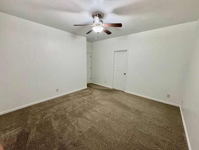 Building Photo - 520 N 2480 W