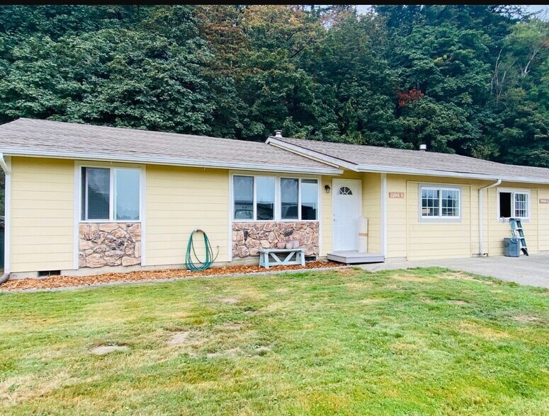 Front yard & parking in driveway. - 11040 N Skagit St