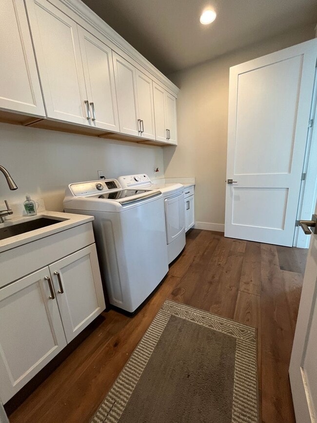 Building Photo - Charming Modern Home in the Heart of Bend