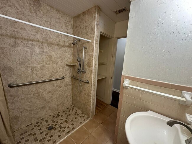 Building Photo - 2-BEDROOM DUPLEX IN MAHNCKE PARK