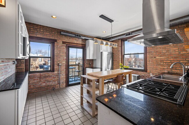 Building Photo - 1474 W Foster Ave