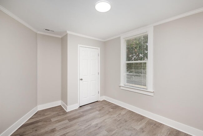 Building Photo - 105 S Elm St