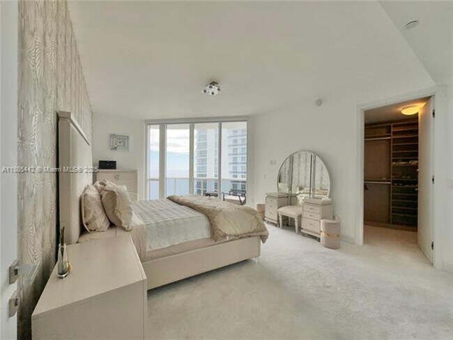 Building Photo - 15901 Collins Ave