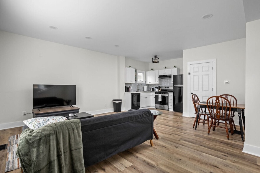 Building Photo - 844 Camp St